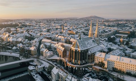 Winterliche Stadtansicht von Görlitz mit der Neiße und Peterskirche im Vordergrund